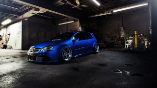 Blue car garage light man - a blue car free wallpaper