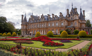 Large building garden flowers front 4 - the front of it free wallpaper