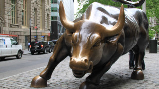 Bull statue city street urban - institutional free wallpaper