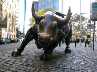 Bull statue city brick street - neoism free wallpaper