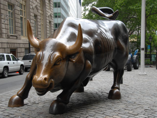 Bull statue brick sidewalk city 2 - car free wallpaper