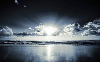 Sun ray shining over ocean - crepuscular ray free wallpaper