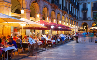 City square night people tables - a city square free wallpaper