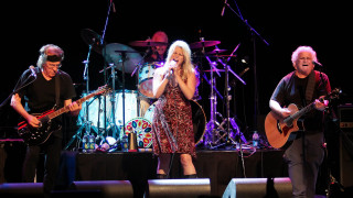 Woman singing microphone men guitar - private press free wallpaper