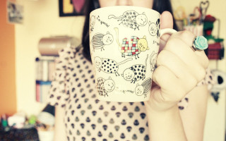 Woman coffee cup drawing ring - her finger free wallpaper