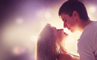 Romantic kiss bokeh backlighting fullmoon - romantic free wallpaper