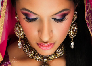 Woman pink gold outfit necklace - closed free wallpaper