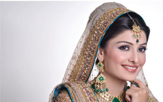 Bridal woman posing hand chin - her cheek free wallpaper
