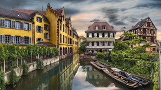 Boat docked canal buildings cloudy - a row of buildings free wallpaper