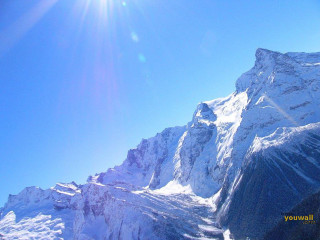 Snowboarder snowy mountain sunshine skiing - the top of the mountain free wallpaper