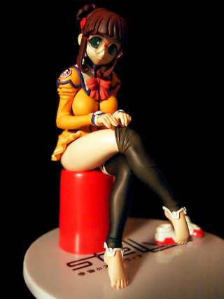 Figurine girl stool sitting crossed - a statue free wallpaper