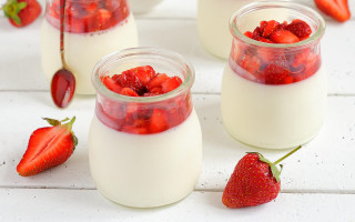 Jars yogurt strawberries table spoon - florianne becker free wallpaper