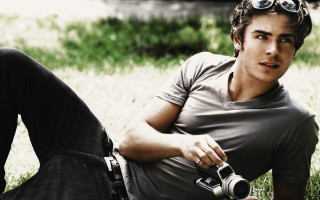 Man sitting grass camera hand - cam sykes free wallpaper