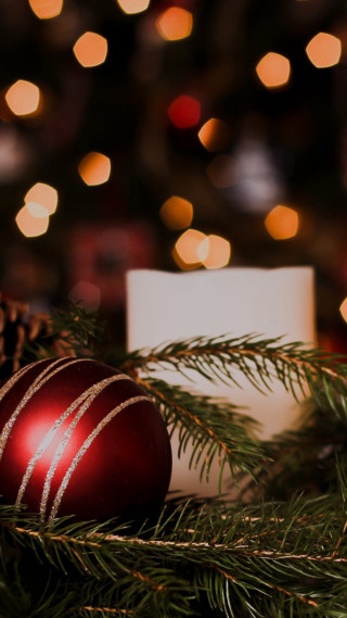 Red ornament christmas tree candle - free holidays wallpaper