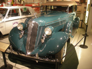 Vintage car museum display background - an art deco sculpture free wallpaper