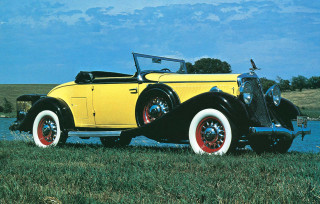 Yellow car lake green field - a lush green field free wallpaper