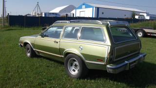 Green station wagon trailer barn - a grassy field next free wallpaper