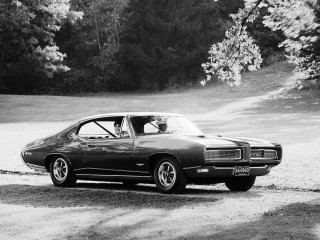 Black white car driveway trees - clean line free wallpaper
