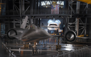 Jet museum display window flag 2 - display in a museum free wallpaper