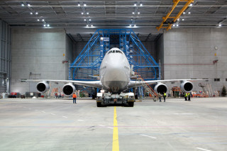 Jetliner hangar construction tarmac workers - the tarmac free wallpaper