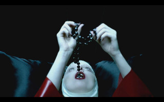 Woman hands chain mouth open - her mouth open free wallpaper