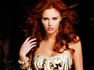 Woman red hair gold dress - the wind free wallpaper