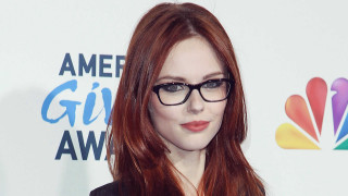 Woman glasses redcarpet whitebackground logo - de stijl free wallpaper