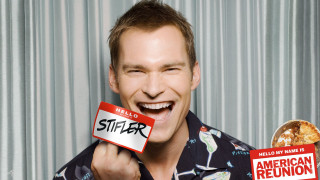 Man holding pizza name tag - de stijl free wallpaper