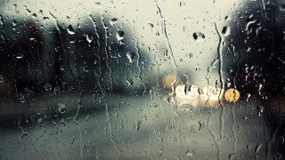 Rainy window yellow traffic light 3 - yellow free wallpaper