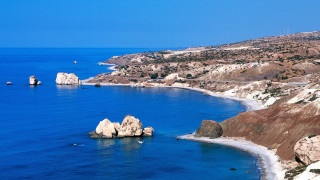 Beach rocks boats water shore - a view of a beach free wallpaper