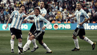 Soccer game men field crowd 3 - heroic free wallpaper