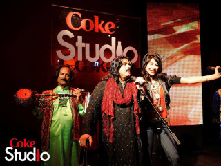 Three people stage microphone coke - a stage free wallpaper