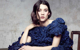 Woman blue dress rococo floral - her chest free wallpaper