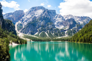 Mountain lake trees background foreground - a lake in the foreground and trees free wallpaper