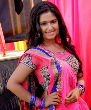 Woman pink sari posing smiling - the camera free wallpaper