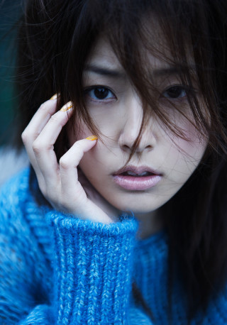 Woman blue sweater phone serious - magazine free wallpaper