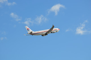 Jetliner flying blue sky clouds 16 - a large jetliner free wallpaper for desktop