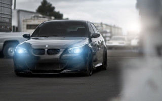 Car headlights street blurry background - intimidating free wallpaper