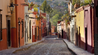 Narrow street buildings mountain distance - a narrow street free wallpaper