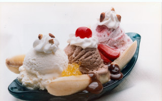 Ice cream banana split desserts - top of them free wallpaper