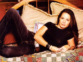 Woman laying bed quilt pillow - the bed free wallpaper