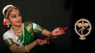 Woman green white outfit gold - ella guru free wallpaper