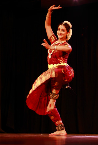 Woman red gold outfit dancing - ella guru free wallpaper