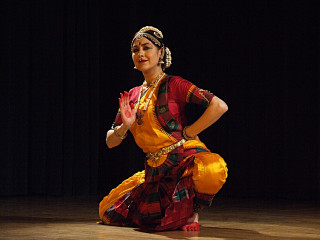 Woman colorful dress dance pose - a stage free wallpaper