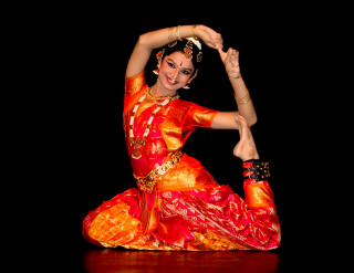 Woman dance pose bronze sculpture - dynamic pose free wallpaper