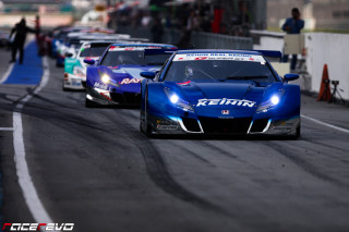 Race track cars sidelines crowd - a group of cars free wallpaper