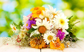 Bouquet flowers wooden table green - still free wallpaper