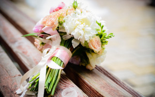 Bouquet flowers bench building ribbon - ribbon free wallpaper