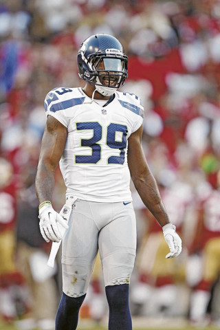 Football player field hands in - a football player free wallpaper