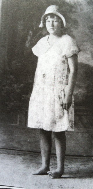 Young girl dress hat posing - a painting of a woman free wallpaper